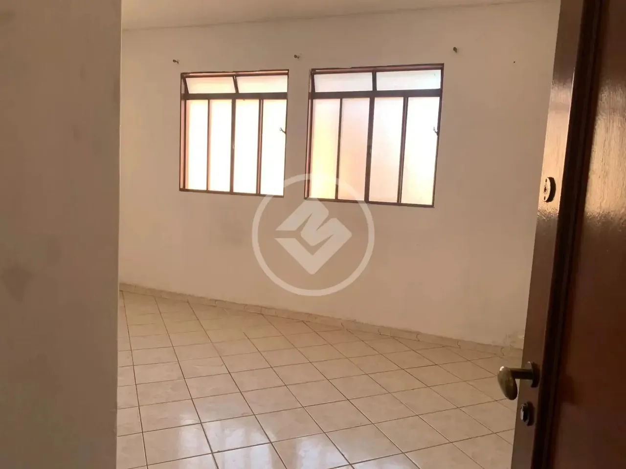 APARTAMENTO NO RESIDENCIAL IPIRANGA NO PORTO COM TRES QUARTOS, UM BANHEIRO, UMA SALA E UMA