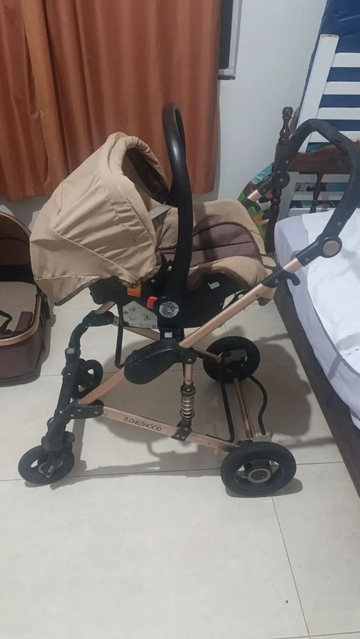 Carrinho de bebê e bebê conforto rosê gold, cadeira alimentação e play gym - Foto 2