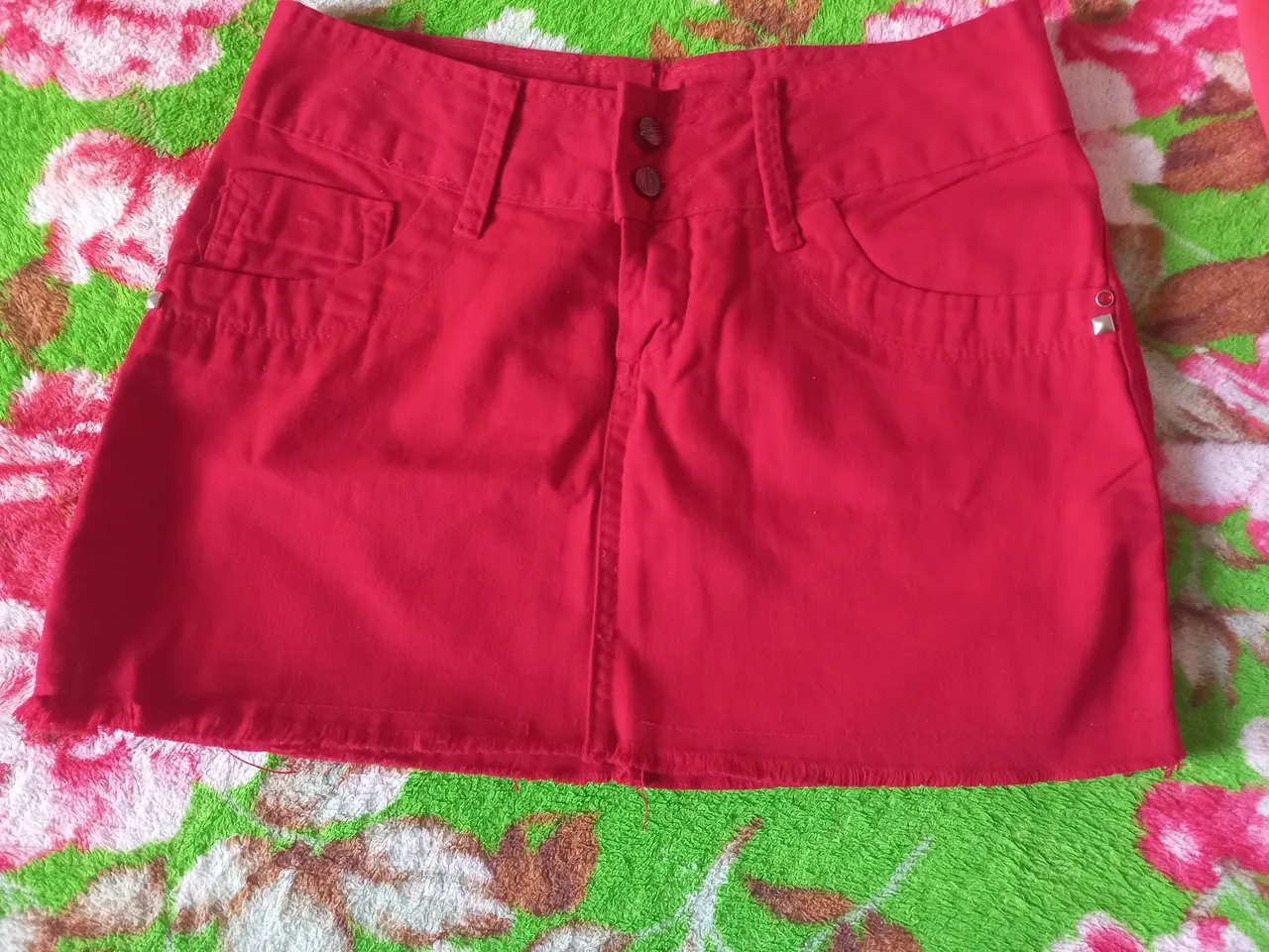 Saia vermelha e calça amarelo