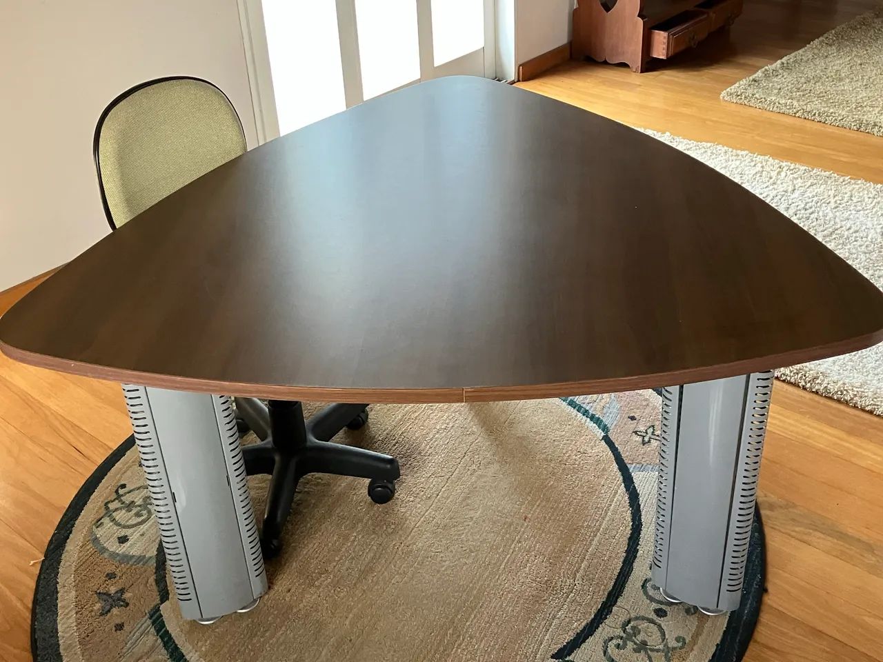 Mesa de escritório triangular em madeira com pés em aço - Foto 2