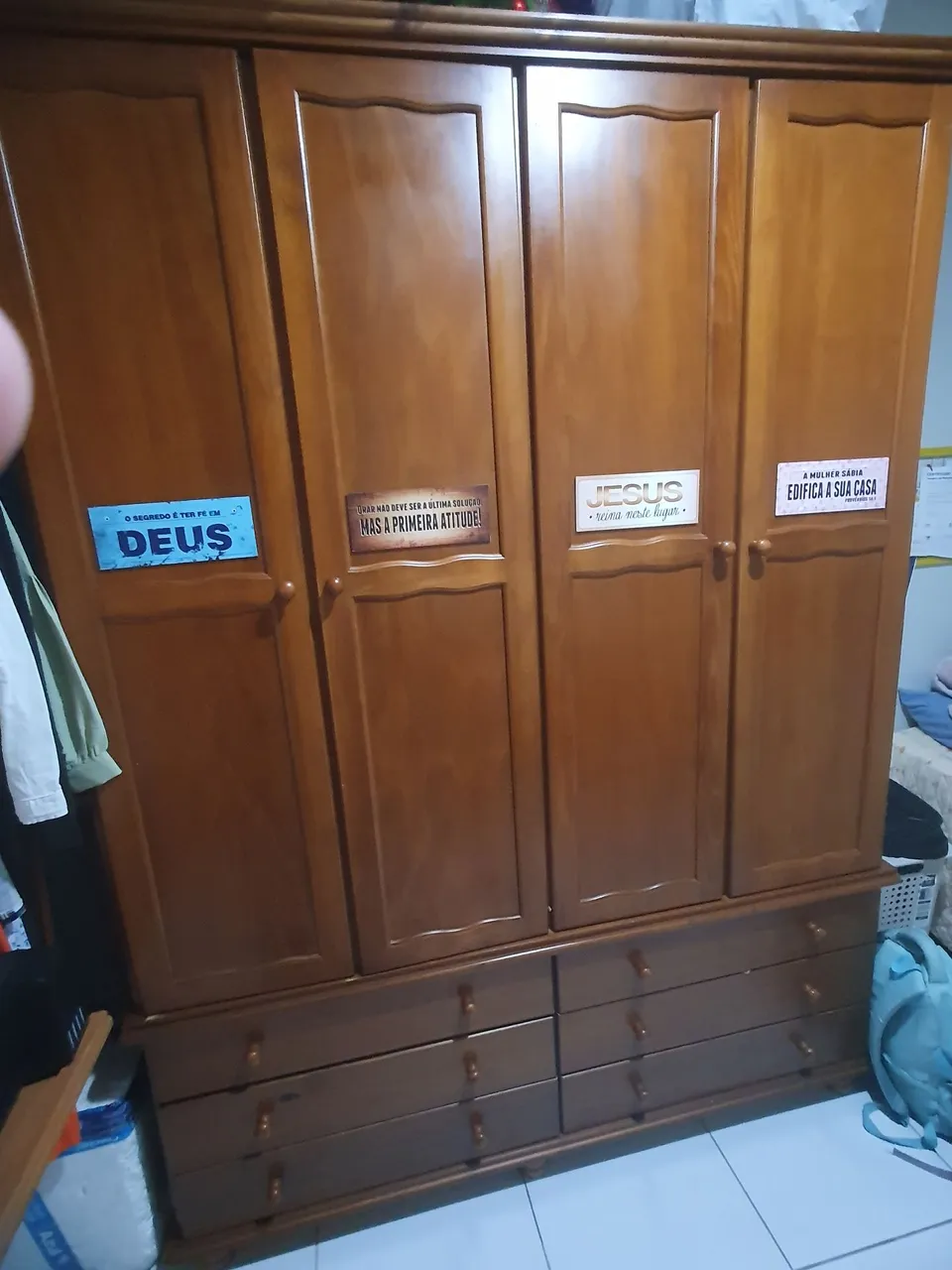 Guarda-Roupa de Madeira Maciça com 4 Portas e Gavetas