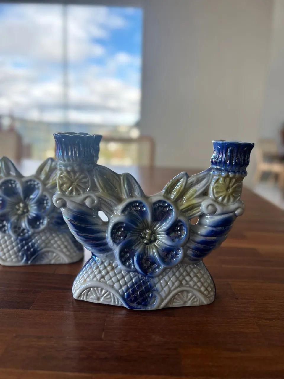 Dois castiçais antigos/ vintage, com pintura perolada em cerâmica 