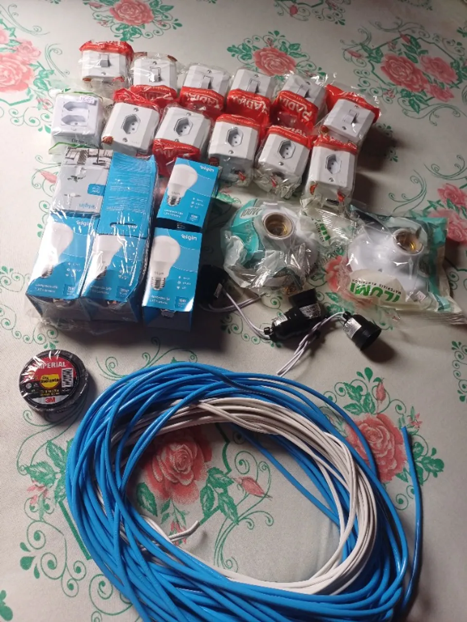 21 m de fio ,lâmpadas, interruptor, tomadas e etc.