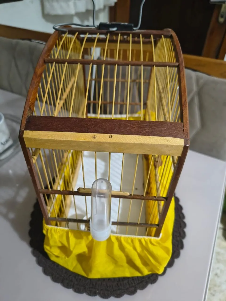 Gaiola de madeira para pássaros