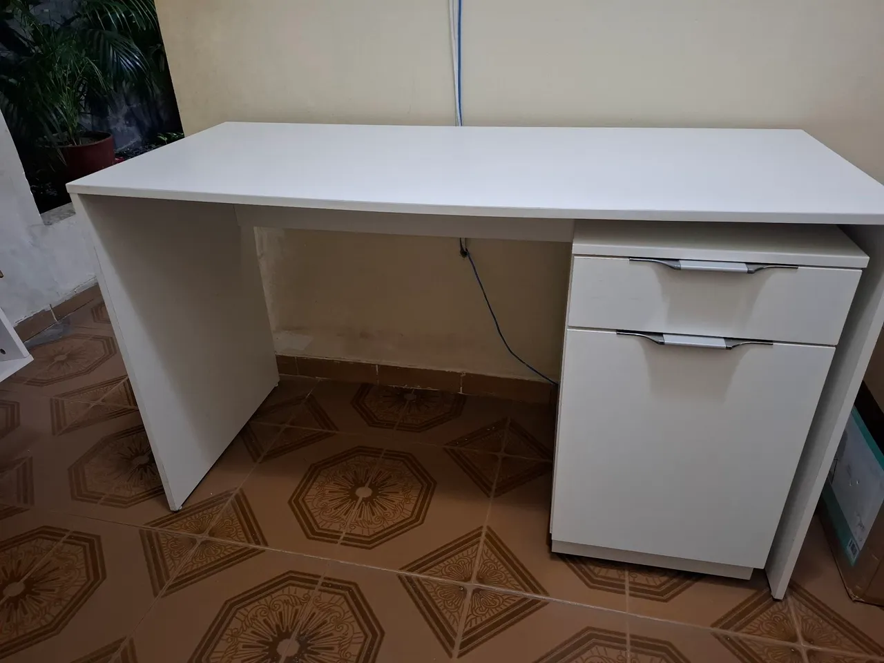 Mesa de Escritório Moderna com Gavetas