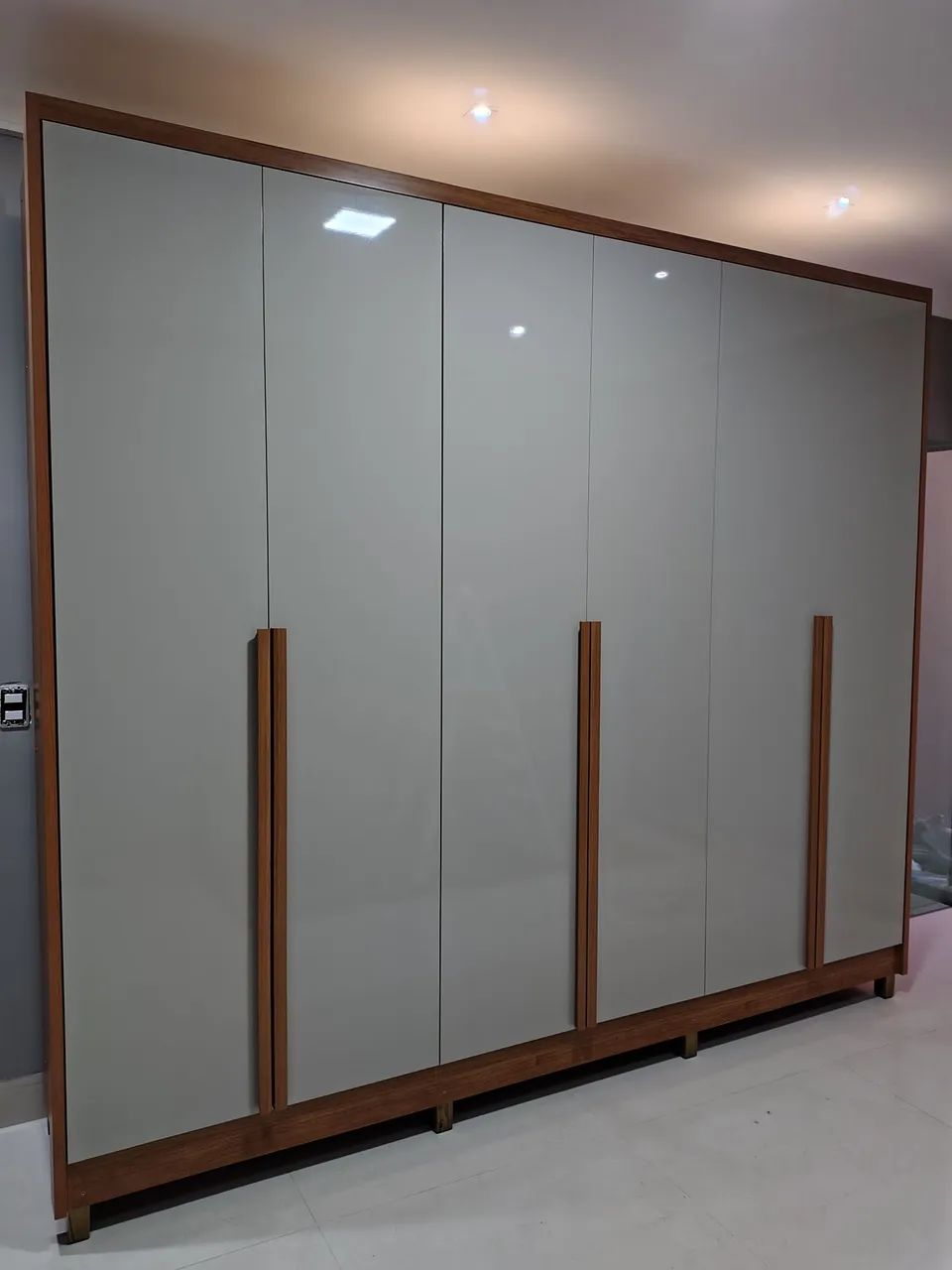 Guarda-Roupa Moderno com Design Elegante - Foto 3