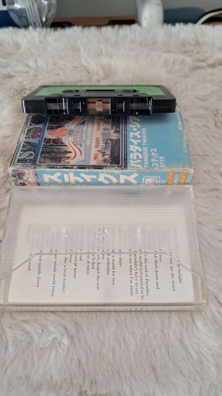 Fita k7 em ótimo estado ,paradise theater edição japonesa com capa externa e encarte.  - Foto 2