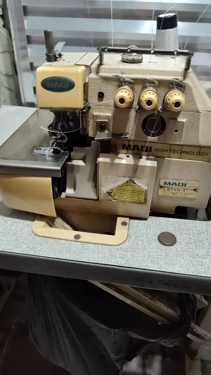 Máquina de costura industrial  overlock 