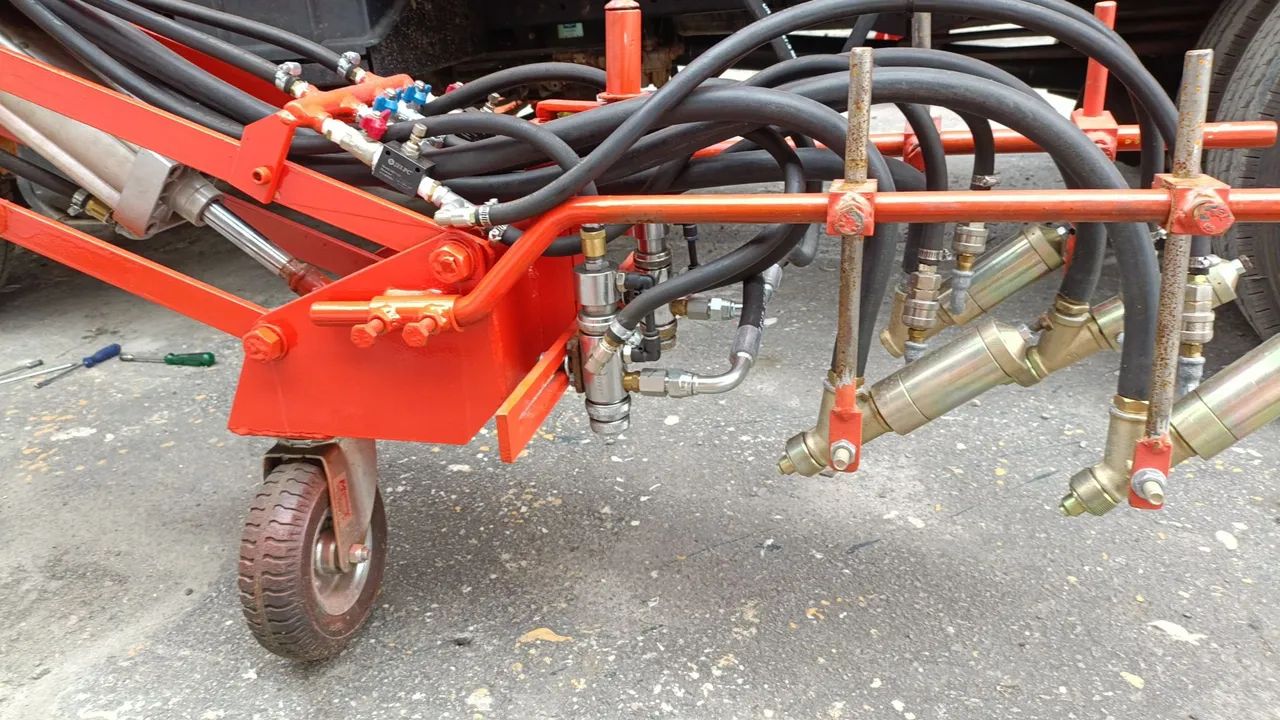 Caminhão de Sinalização viária equipamento pintura de rodovia  - Foto 3