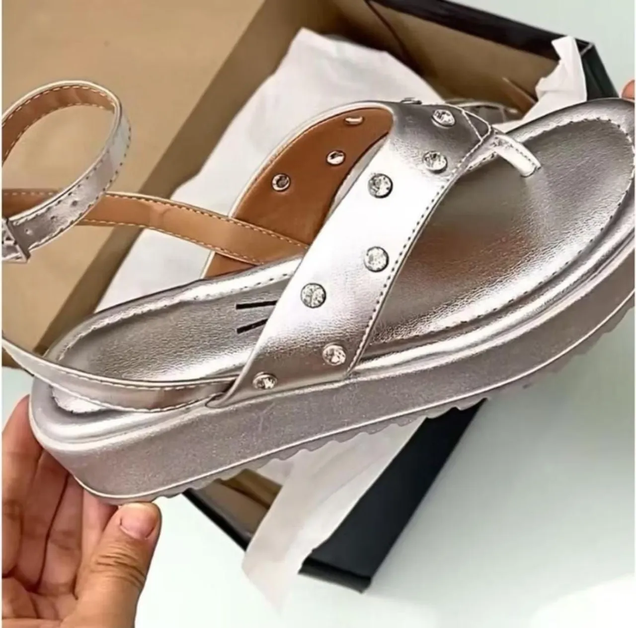 Sandália Plataforma Prateada com Detalhes em Strass