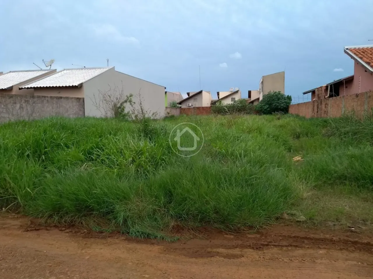 TERRENO MURADO EM U COM ASFALTO