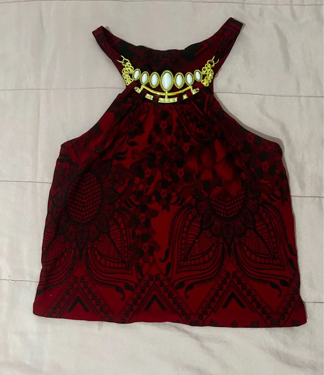 Blusa feminina vermelha com detalhes em dourado