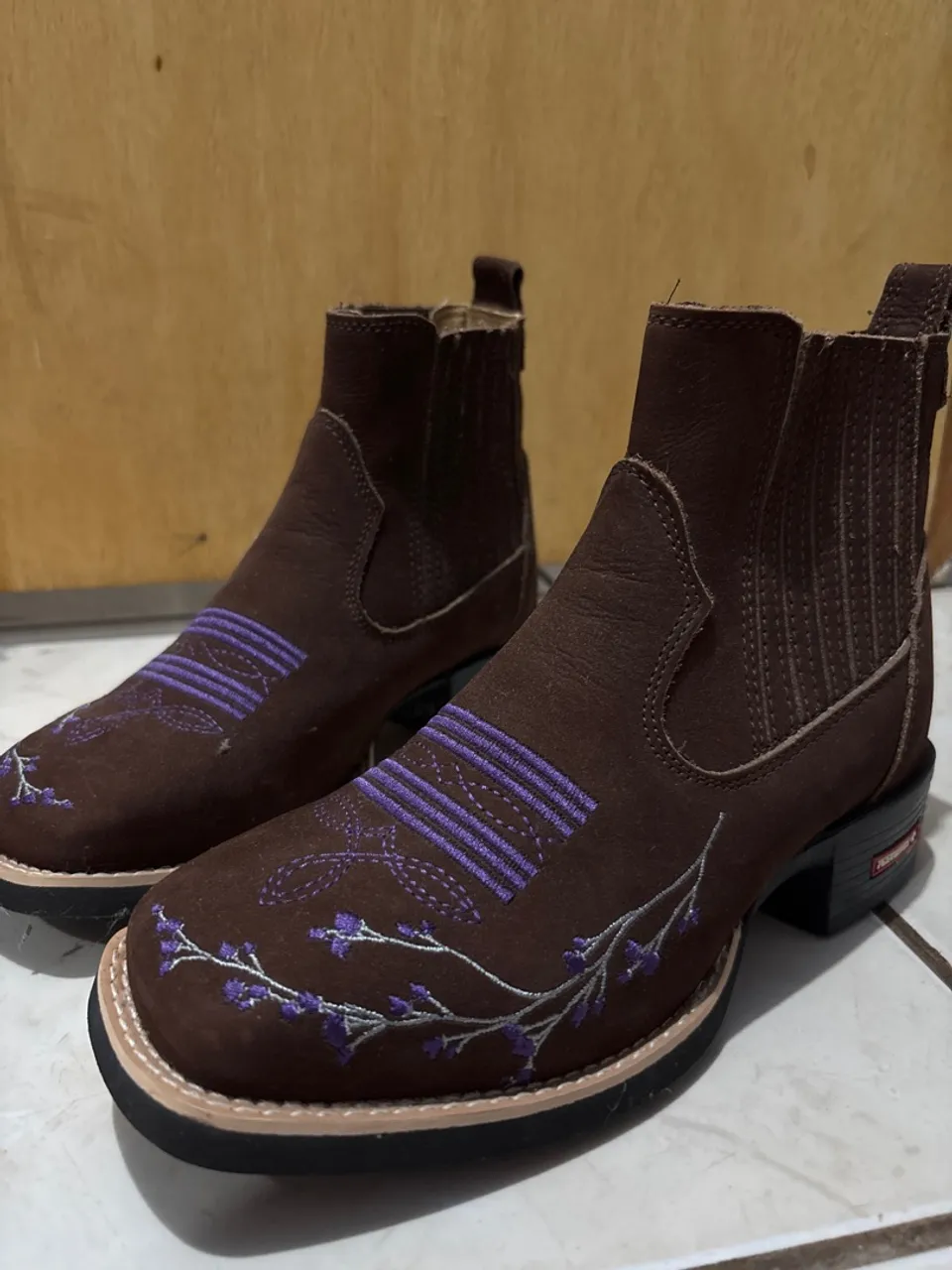 Botas de Couro Marrom com Detalhes em Bordado