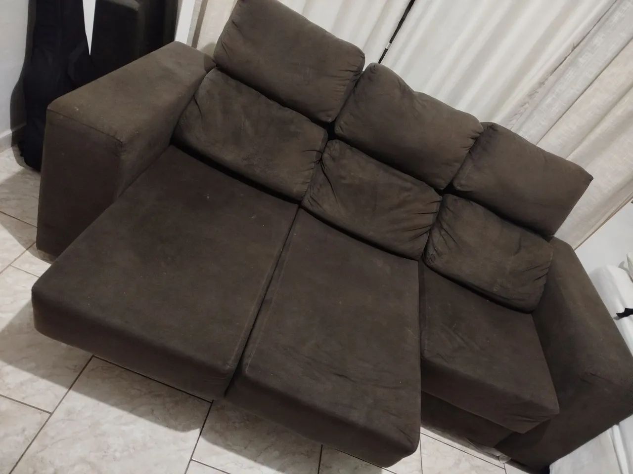 Sofá retrátil de tecido suede