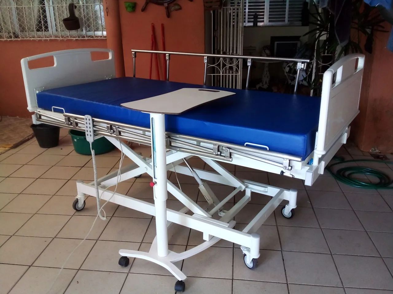 Cama hospitalar elétrica eleva a altura no controle do chão.  - Foto 2