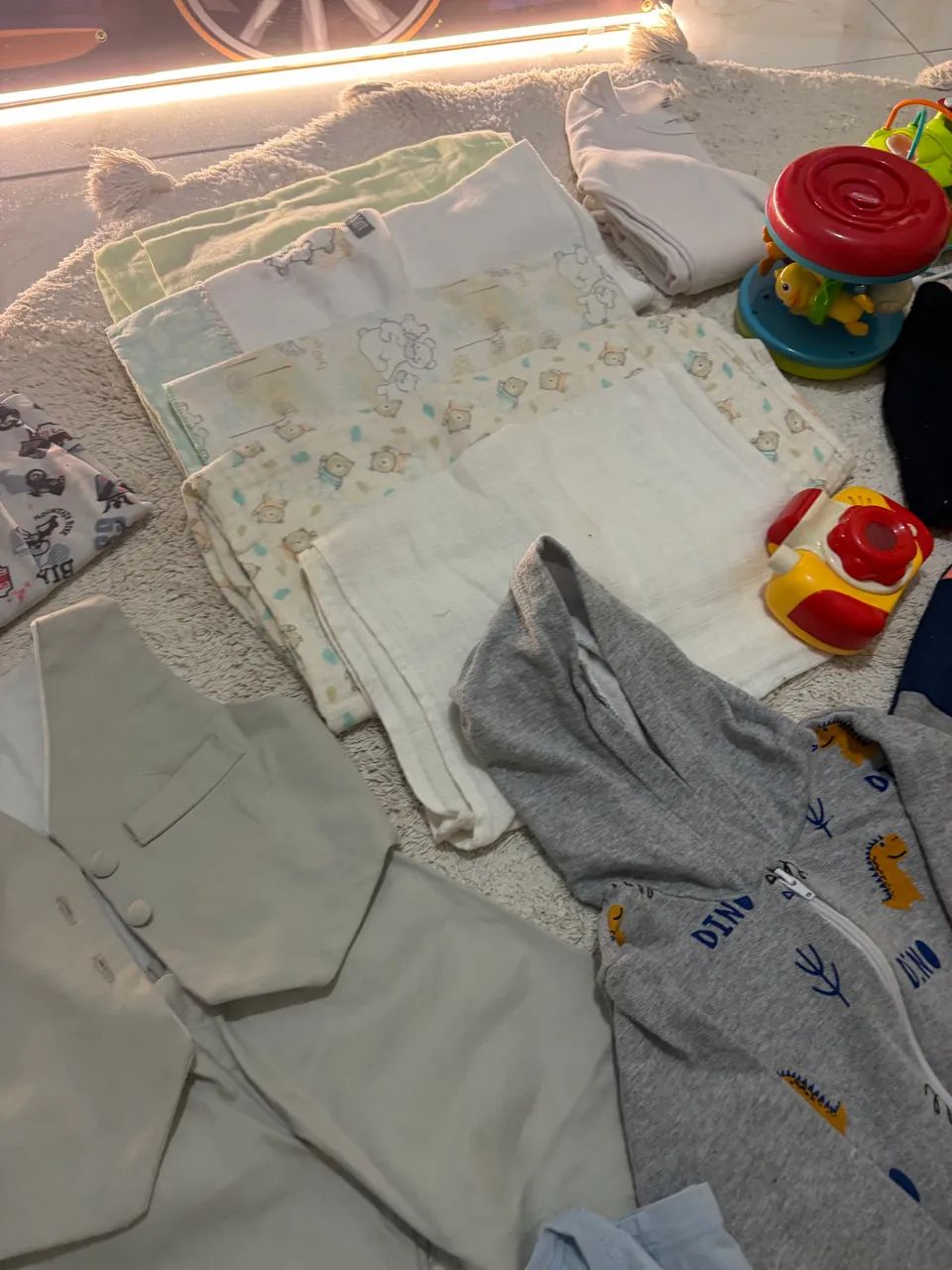 Lote de roupas e brinquedos  - Foto 3