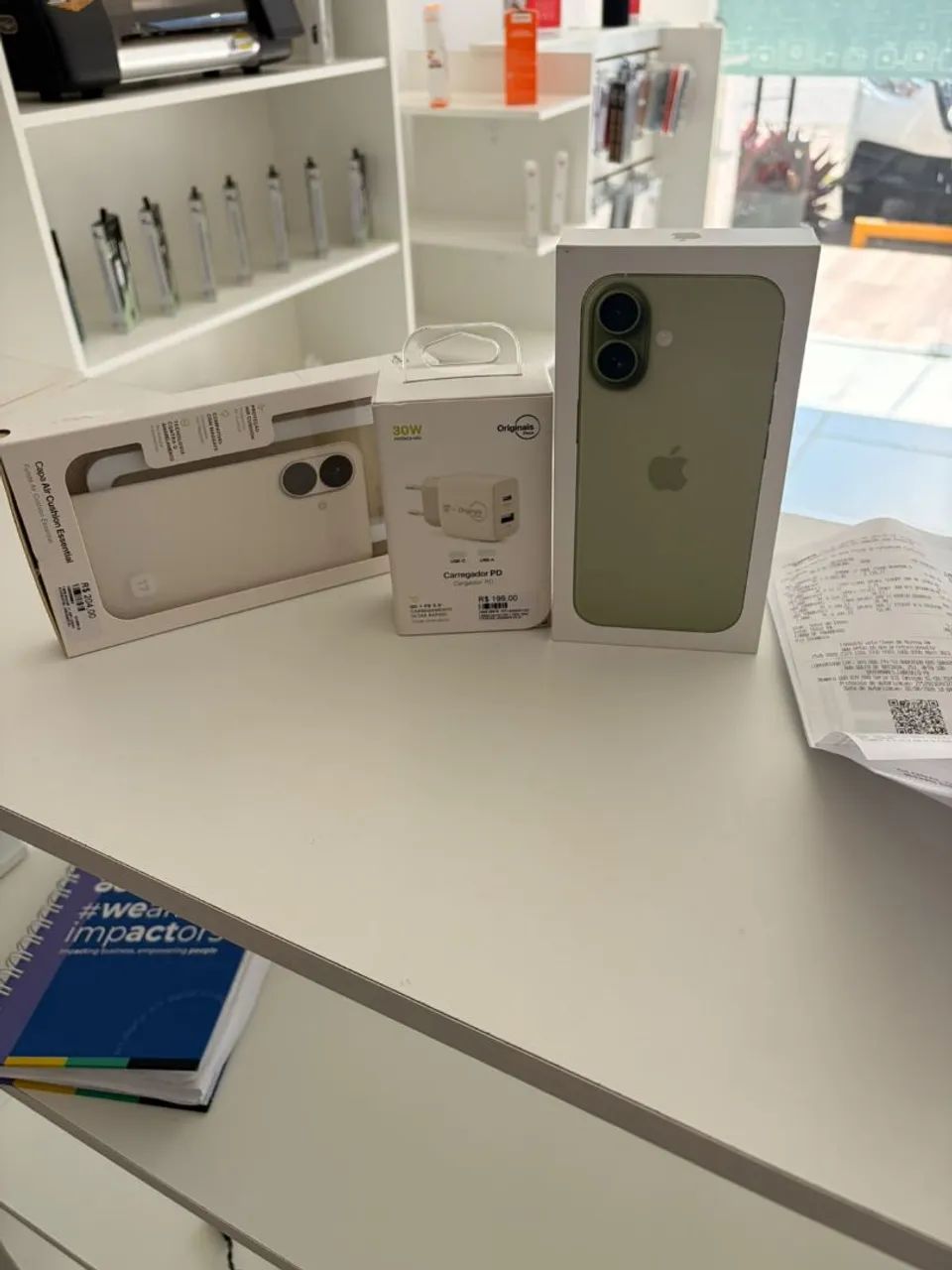 Iphone 17 com capa e película salvia - Foto 2
