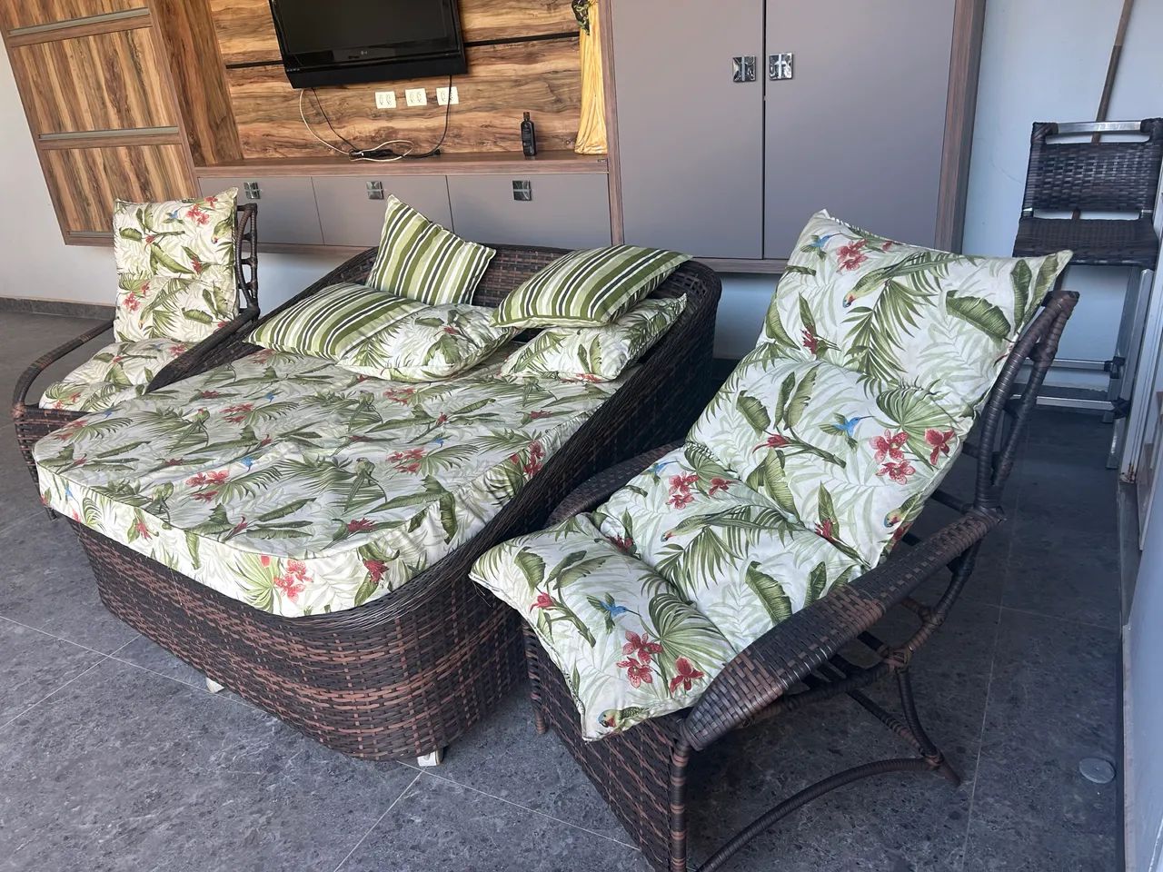 Chaise com almofadas 1,50x1,50 e duas cadeiras  - Foto 2