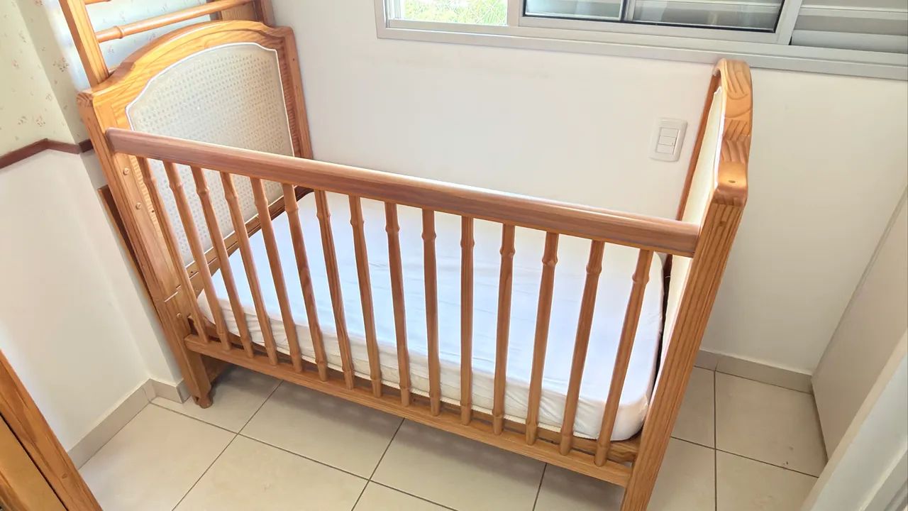 Berço/Cama Infantil em Madeira Maciça - Lindo e Conservado! - Foto 5