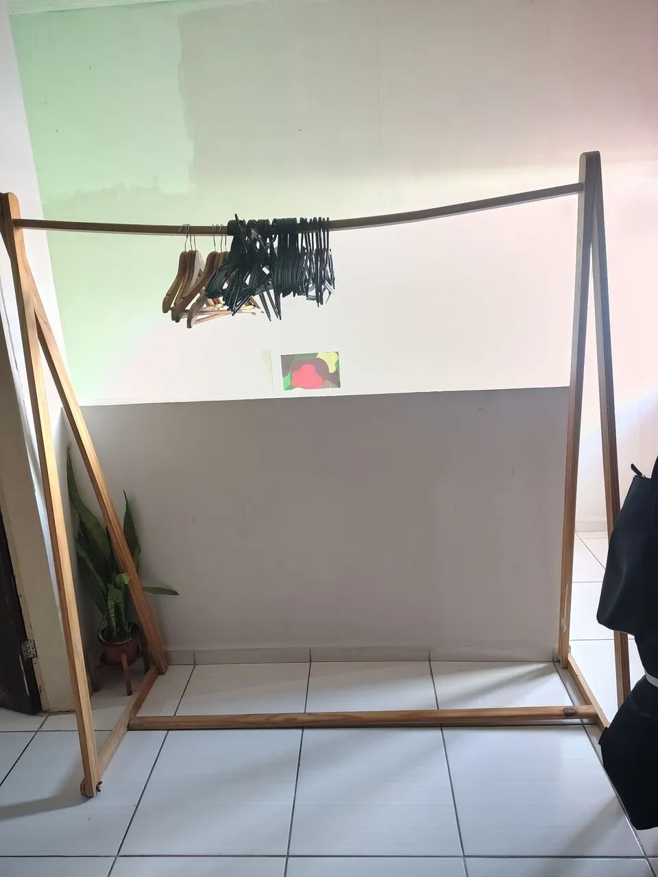 Arara c/ 6 cabides de madeira 