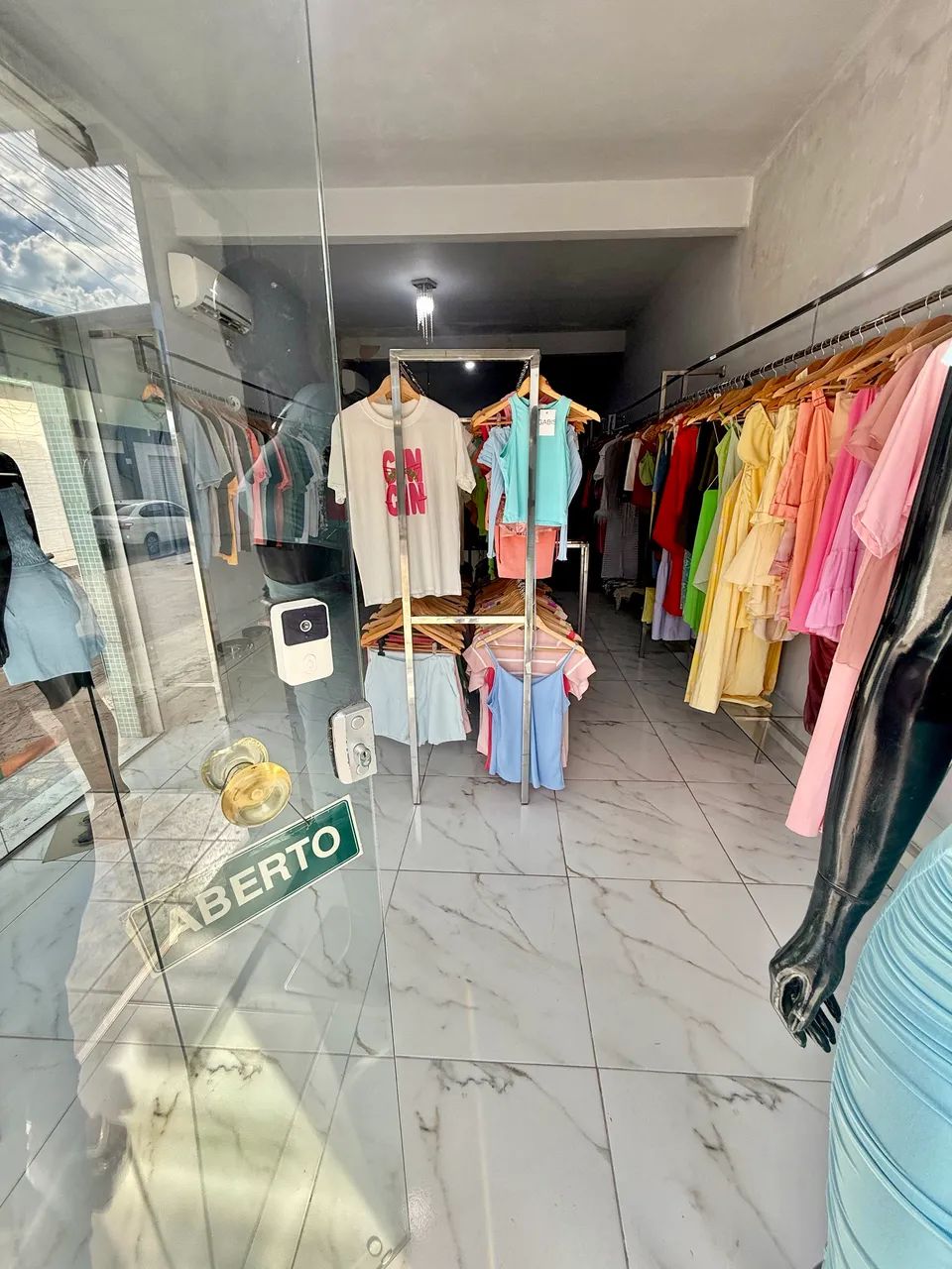 VENDO LOJA DE ROUPAS FEMININA COMPLETA