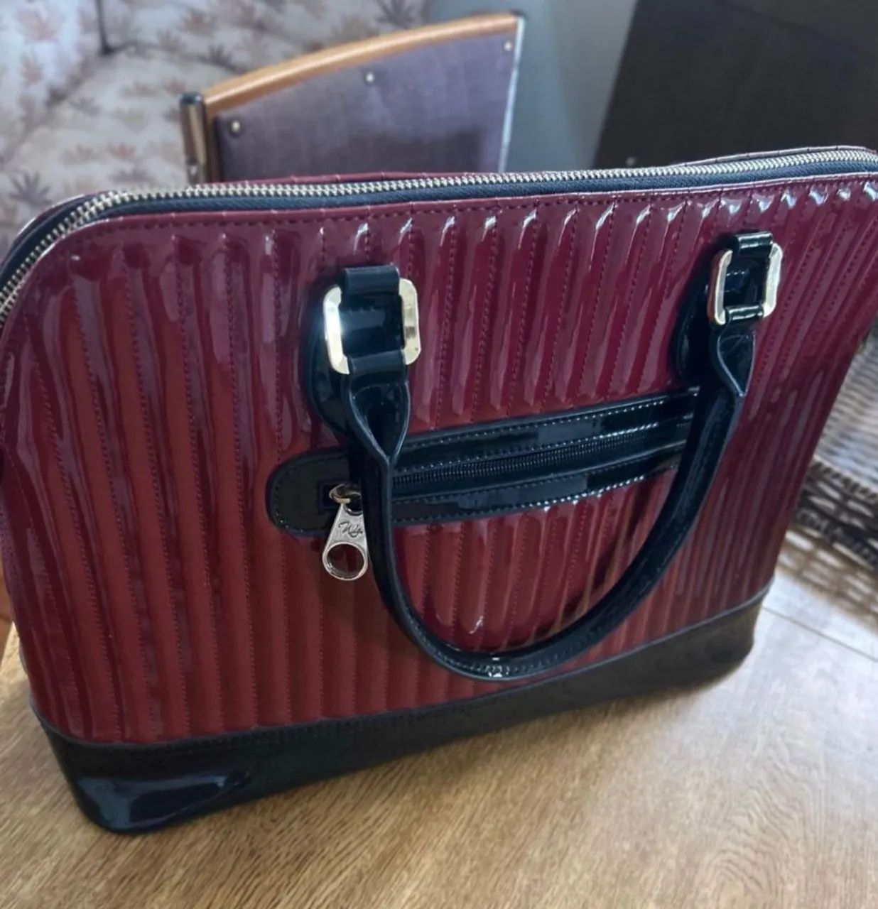 Bolsa tipo maleta grande em verniz - Foto 2