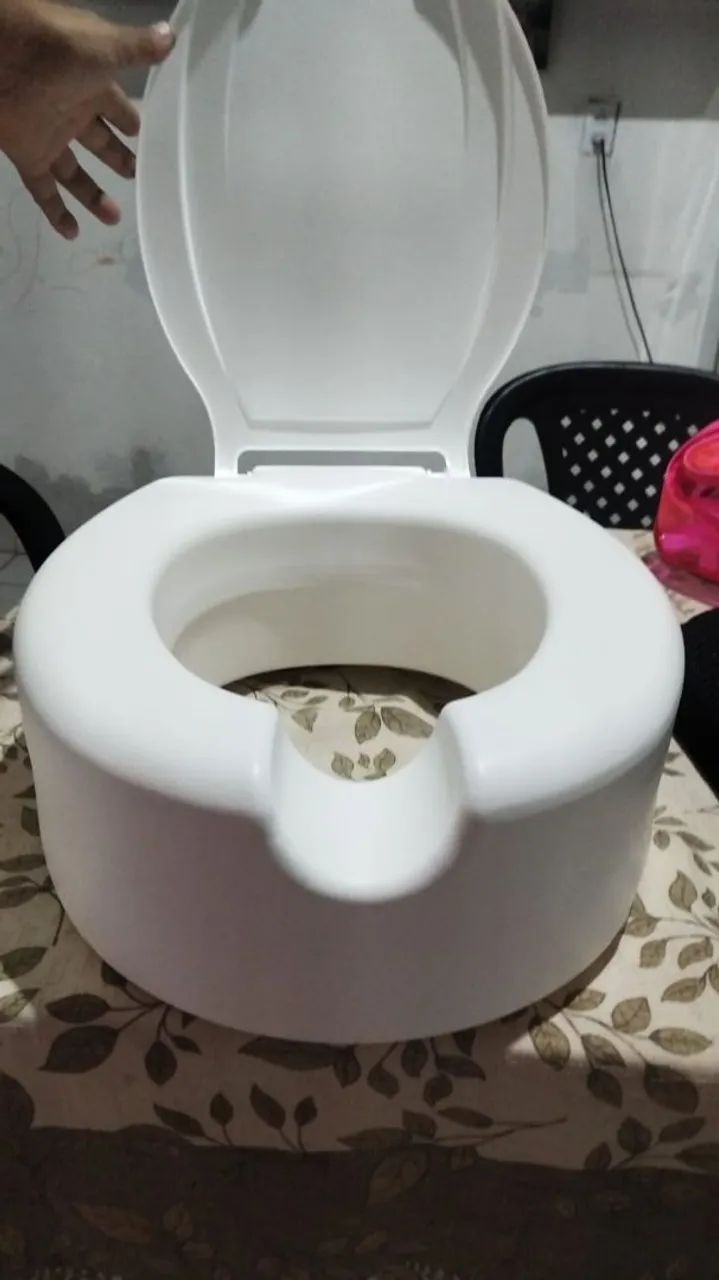 Assento elevado de vaso sanitário