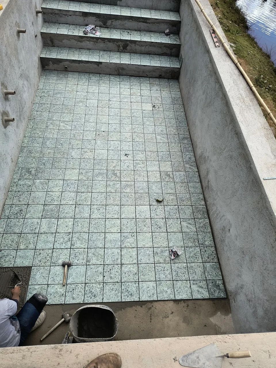 Pedreiro da fundação acabamento