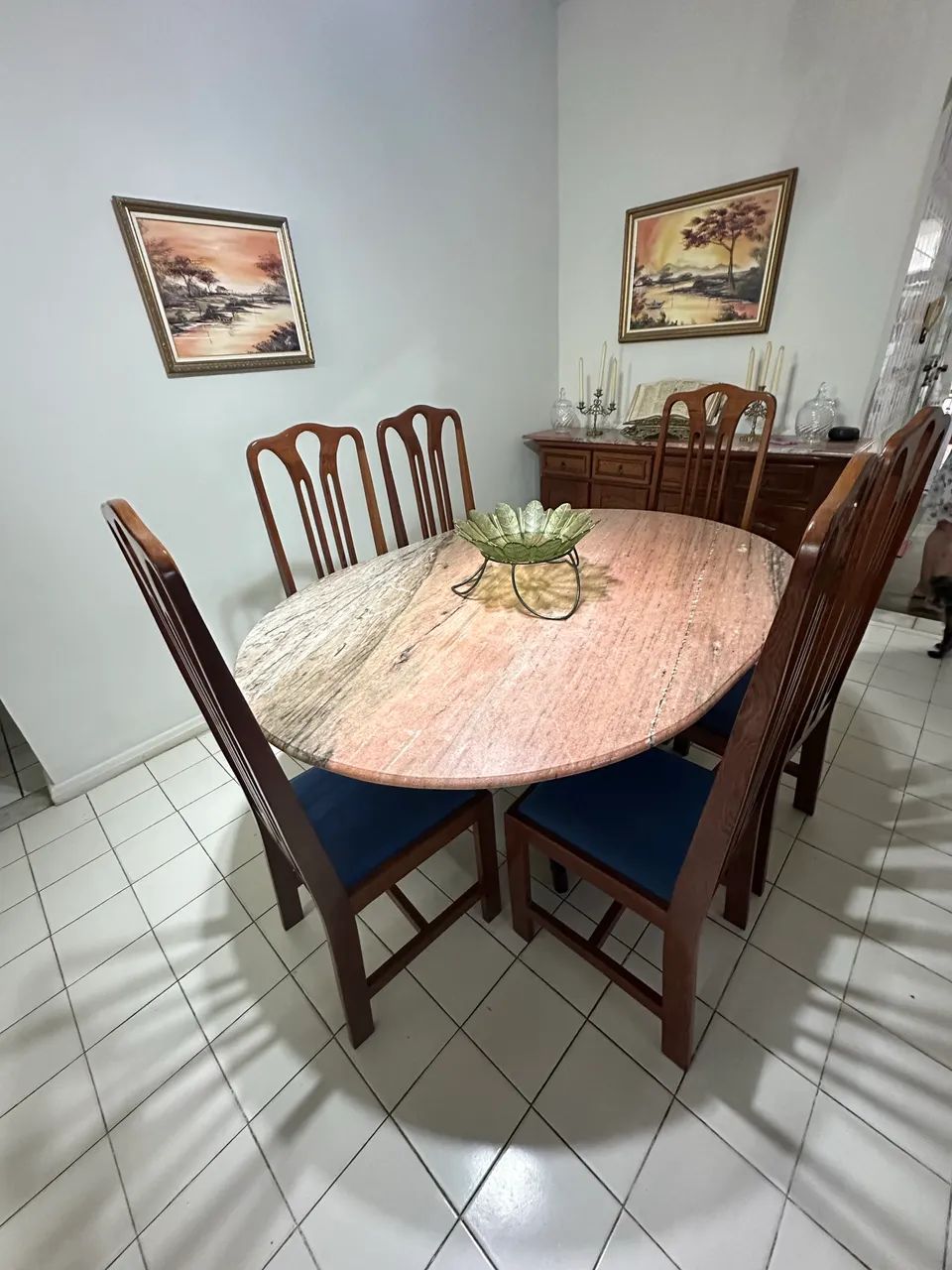 Mesa e buffet de madeira maciça com pedra natural