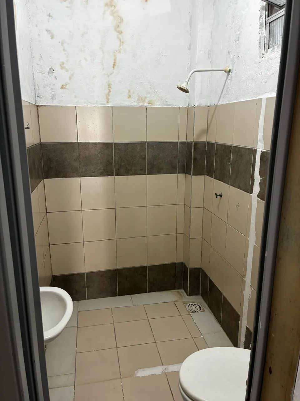 ? ALUGA-SE CASA COM PONTO COMERCIAL - EXCELENTE LOCALIZAÇÃO - Foto 4