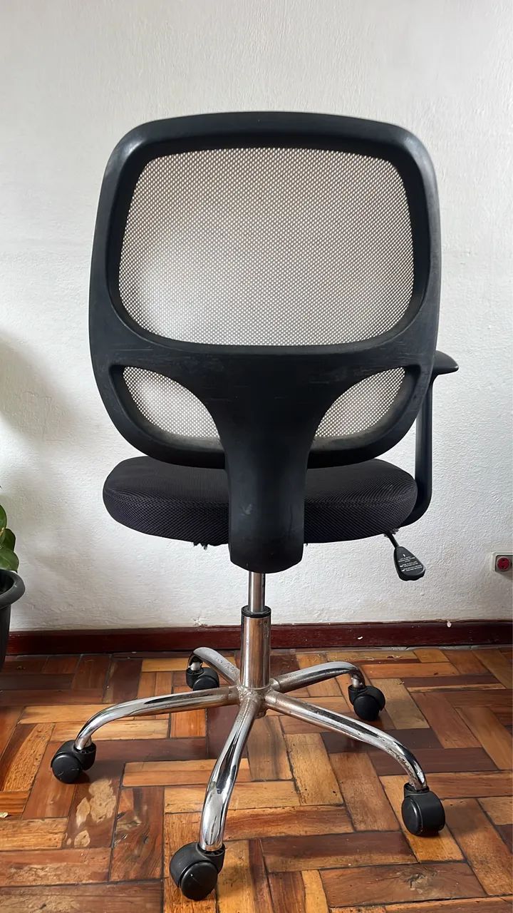 Cadeira de Escritório / Computador - Confortável e Conservada