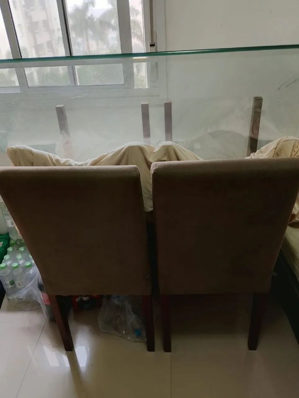 MESA DE JANTAR COM CADEIRAS ESTOFADAS... - Foto 3