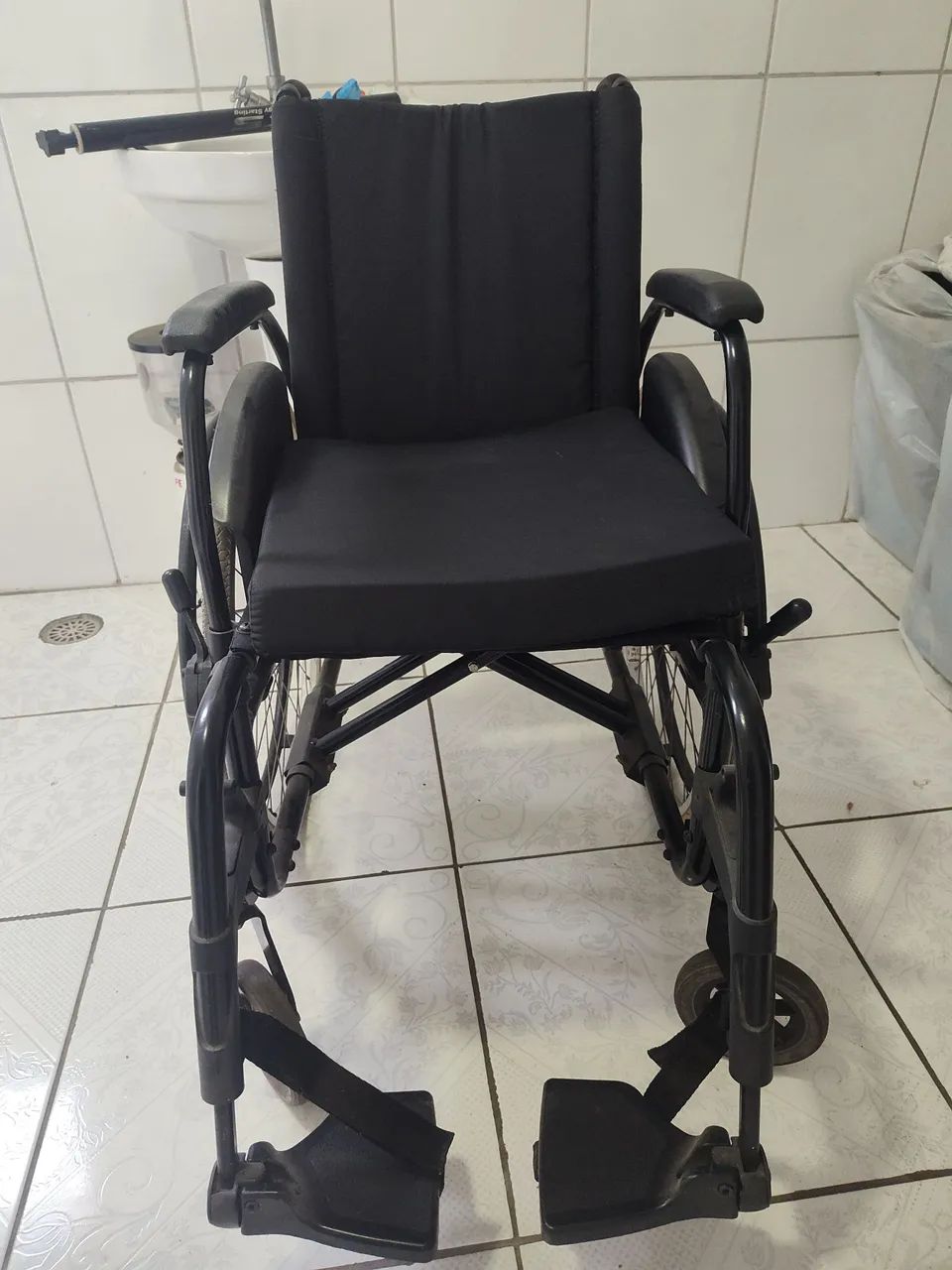 Cadeira de rodas ortobras de alumínio semi nova - Foto 5