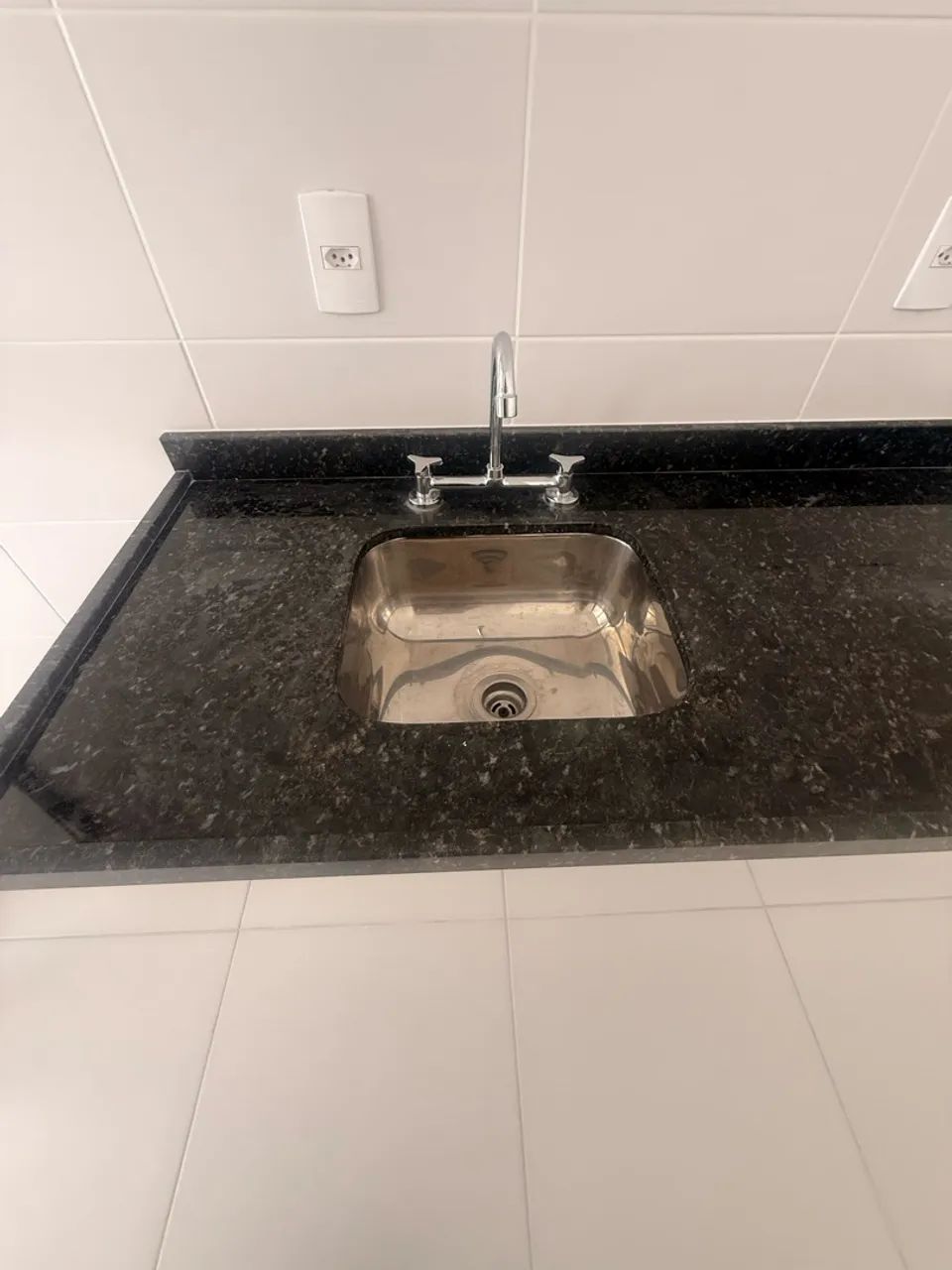Pia granito com Cuba e torneiras - Foto 4