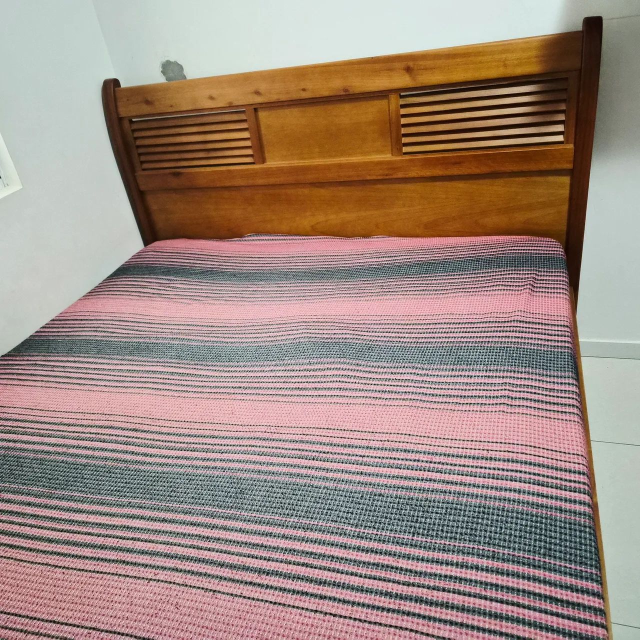 Cama de madeira e colchão (negociável)