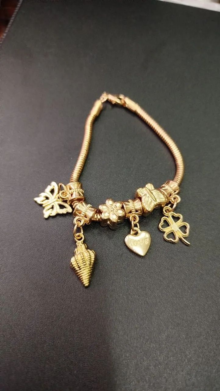 Pulseira dourada com berloques da marca Morana