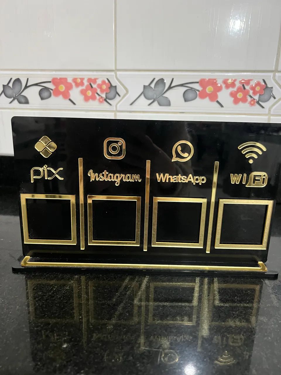 Placa 4 Qr Code, Display Acrílico Preto E Dourado - Foto 2