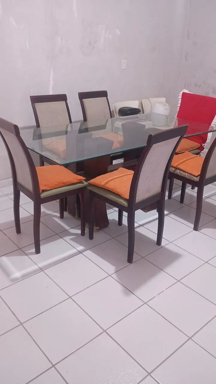 Vendo Mesa de vidro temperado com 6 cadeiras - Foto 2