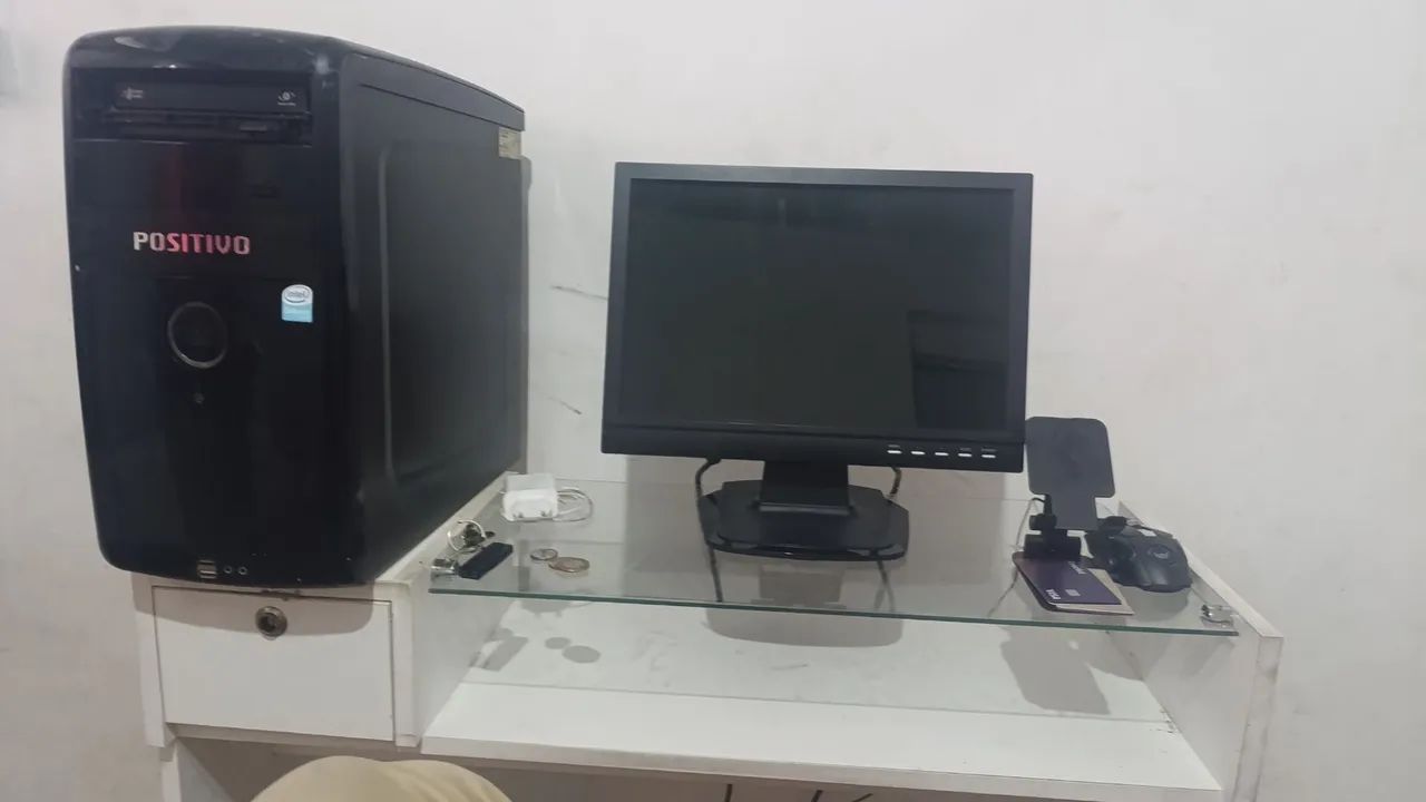 computador acompanha o mouse e monitor e cpu  funciona perfeitamente 