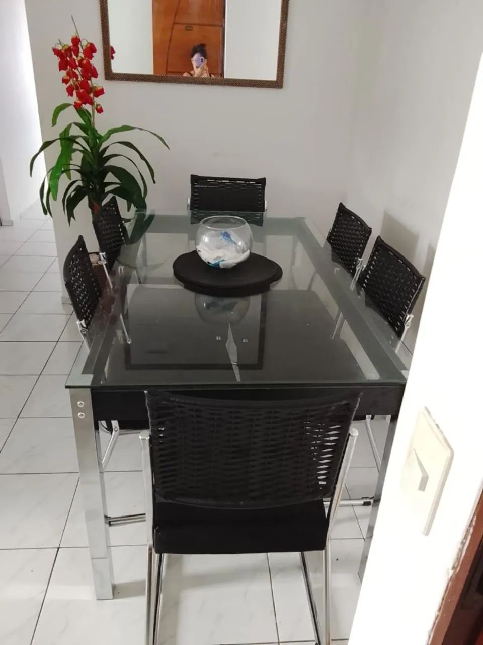 Mesa de jantar com 6 cadeiras.
