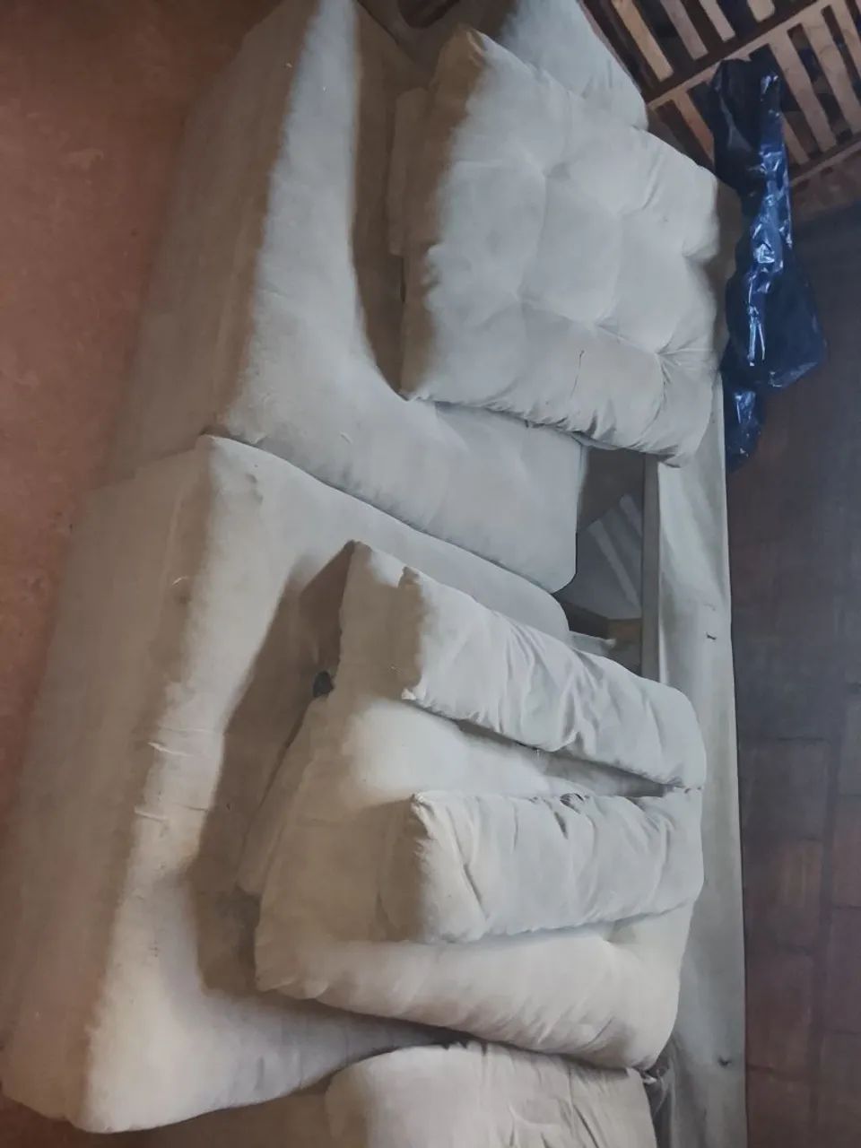 SOFÁ USADO (PRECISA DE CONSERTO)