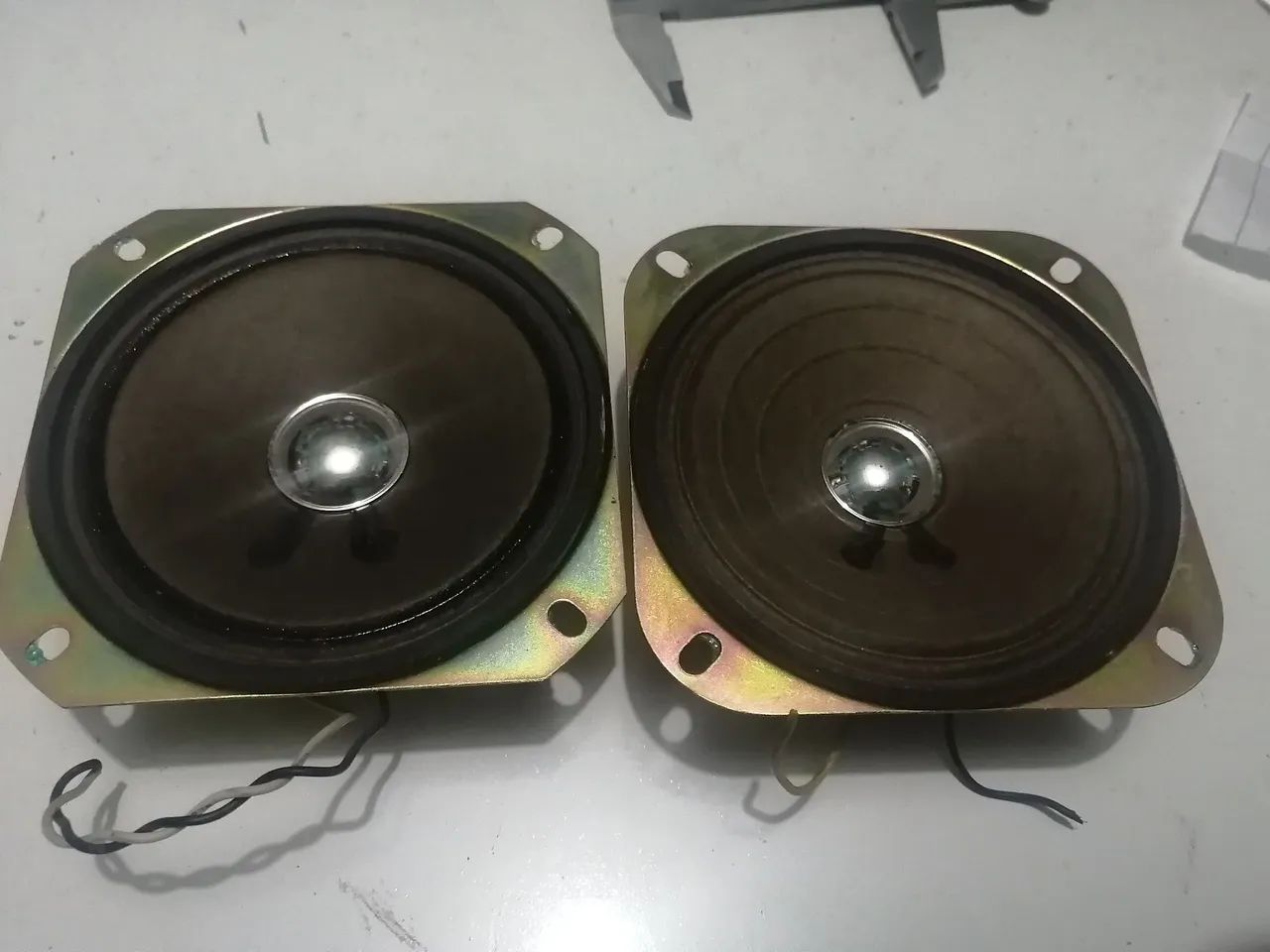 Par de alto falantes antigos pra rádio antigo!