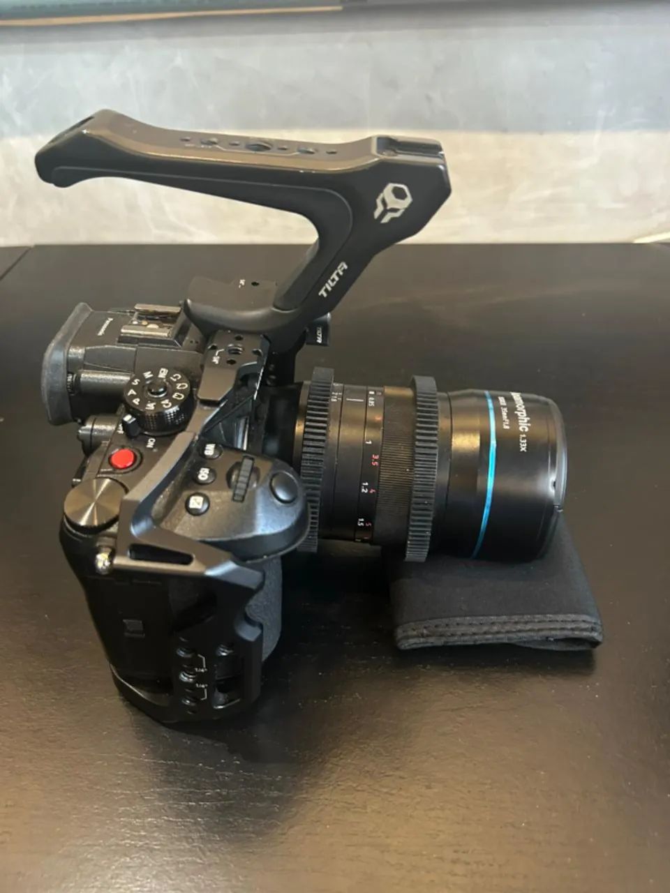 LUMIX GH6 + LENTE ANAMORFICA 33MM + CAGE FULL TILTA + DUMMY BATTERY + MIC RODE - Foto 4