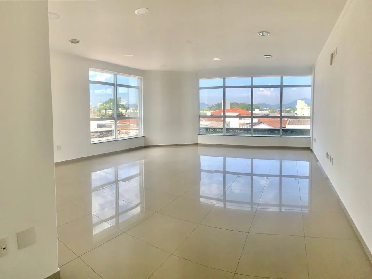 Alugo sala comercial Centro Gaspar. - Foto 4