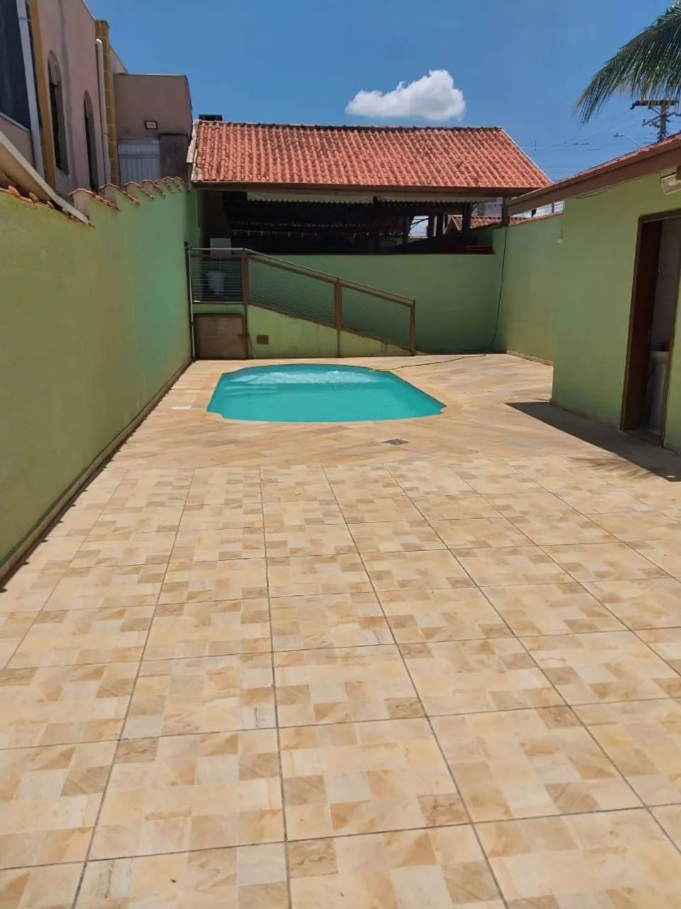 Salão de festas com piscina e churrasqueira 