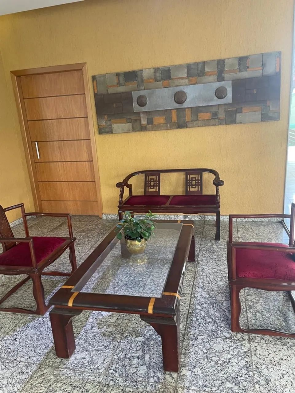 Vende-se jogo de sofá de madeira e mesa de centro - Foto 2