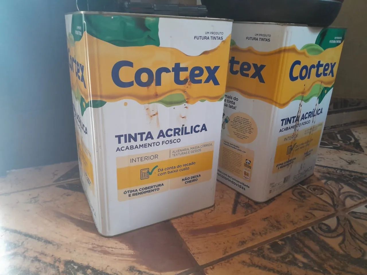 Vendo essas duas latas de tinta 