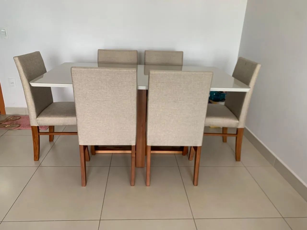 Mesa resistente de madeira 