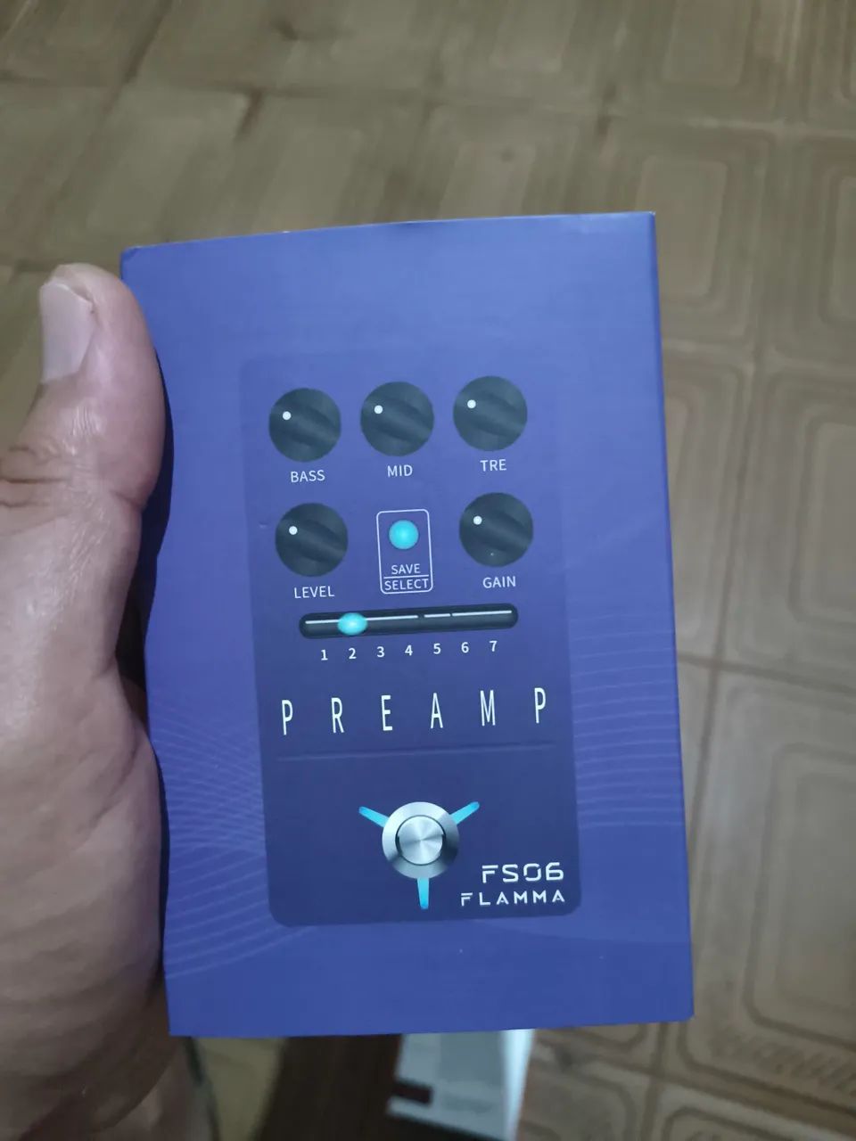 Pedal preamp com vários efeitos e overdriver pra um som forte e imcorpado muito pouco usad