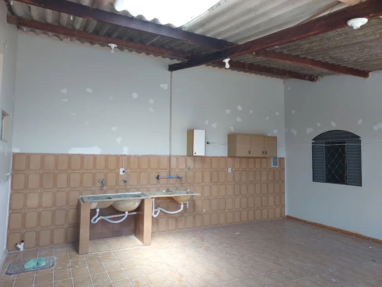 Alugo casa na QSD 49 com edícula, próximo ao metrô  - Foto 2
